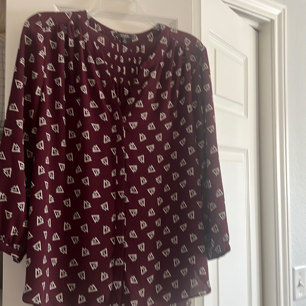 NYDJ blouse perfect for work or travel ! Easy care. Martin and navy print.